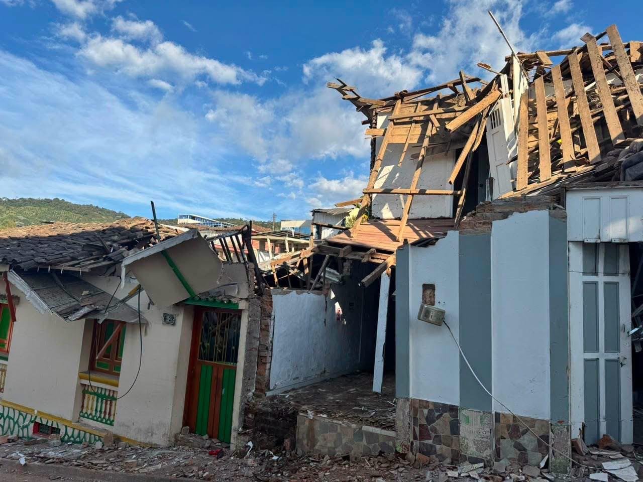 Calle del centro de Versalles con las cubiertas de teja desplomadas sobre las casas de colores