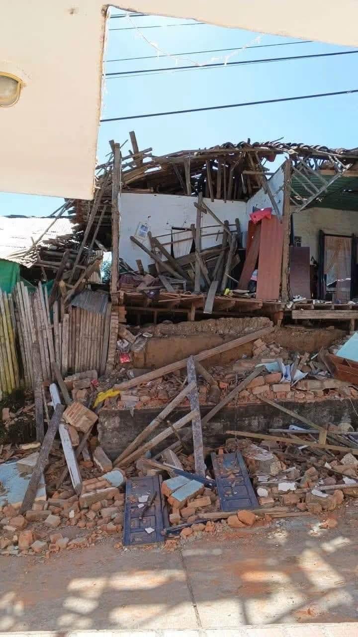 Casa de Versalles derrumbada sobre la calle, con las puertas, los ladrillos y la madera del techo entre los escombros