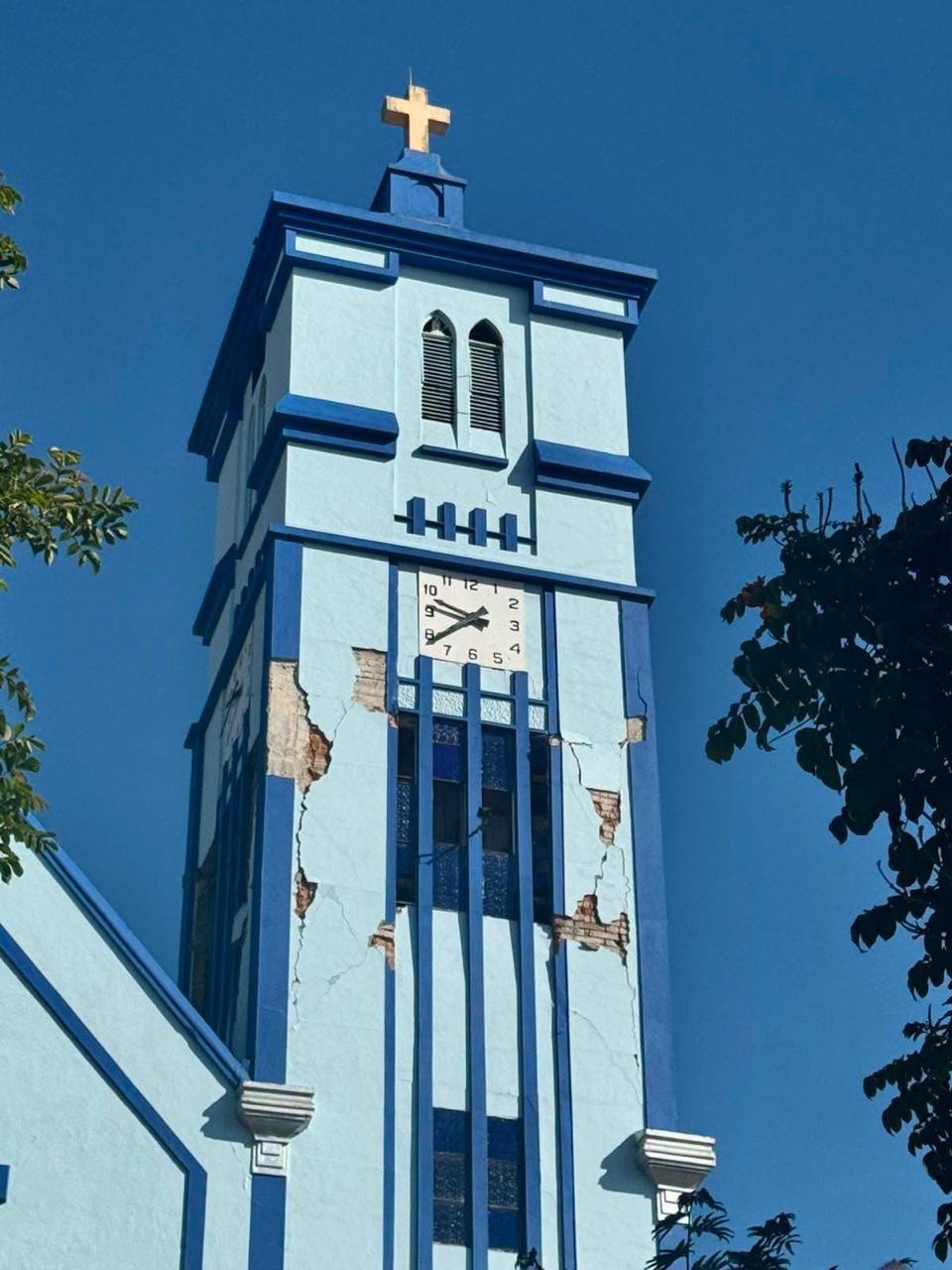 Torre de la iglesia de Versalles agrietada y con el ladrillo a la vista tras el sismo del 10 de agosto