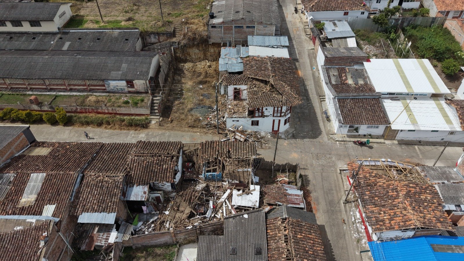Vista aérea del casco urbano de Versalles con varias casas sin techo y llenas de escombros